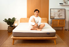 Man on Sonno Original Mattress in a Japandi bedroom